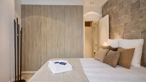 A hotel room with a bed, a wardrobe, and a floor lamp. - Superb 2 bdr apartment Terrace Neuilly-sur-Seine (Neuilly-sur-Seine)