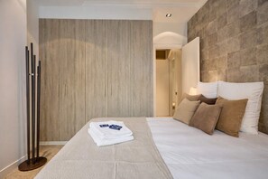 A hotel room with a bed, a wardrobe, and a floor lamp. - Superb 2 bdr apartment Terrace Neuilly-sur-Seine (Neuilly-sur-Seine)