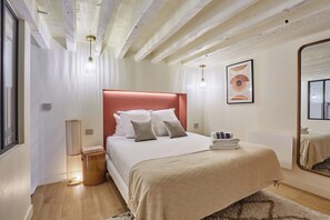 1 bedroom, desk, iron/ironing board, Internet - Charming AC Duplex - Bastille Le Marais (Paris)