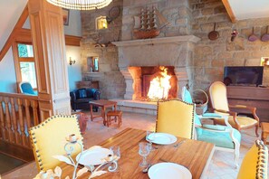 Dining - Seaview Stone House in Brittany (St. Pol-de-Léon)