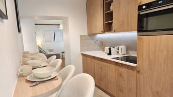 Coffee/tea maker, fridge, microwave, stovetop