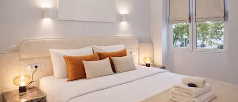 2 bedrooms, desk, iron/ironing board, bed sheets