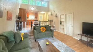 TV - The Sunset Perch | Pet-Friendly + Deck (Eureka Springs)