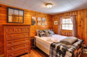 Iron/ironing board, Internet, bed sheets - Welcoming 3-bedroom house in Rangeley perfect for affordable, family getaway (Rangeley)