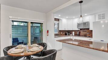 Fridge, microwave, stovetop, dishwasher