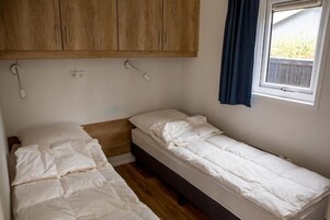 Cabaña estándar, 2 habitaciones | Tabla de planchar con plancha, wifi gratis, ropa de cama