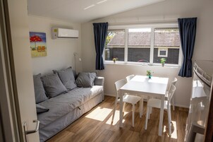 Cabaña estándar, 2 habitaciones | Zona de estar | Una impresora
