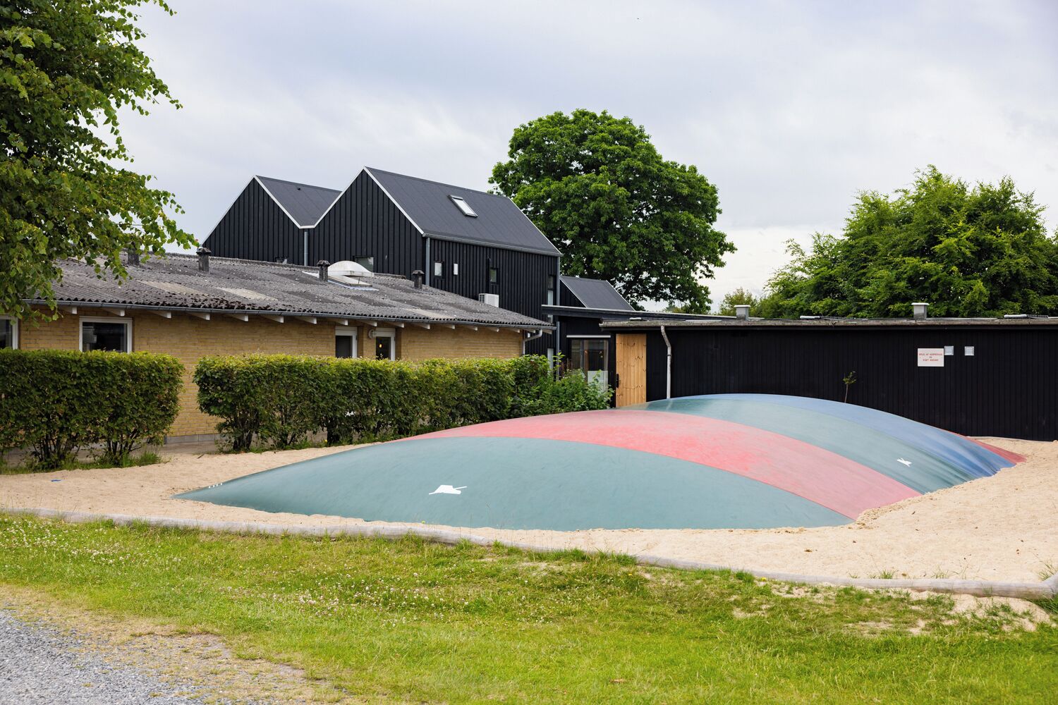 Un quartier résidentiel doté d’une piscine, d’une maison avec un toit en pente et d’une cour clôturée.