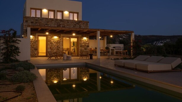 A modern house with a pool, stone exterior, and outdoor seating area. - Casa di Nikolas Plaka Naxos (Plaka)