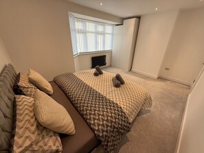 4 bedrooms, iron/ironing board, Internet, bed sheets - Luxury 4 Bedroom House in Harrow (London)