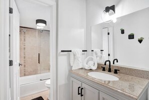 Towels - Steps to Beach | Modern 2BR + Pool + Parking (Pompano Beach)