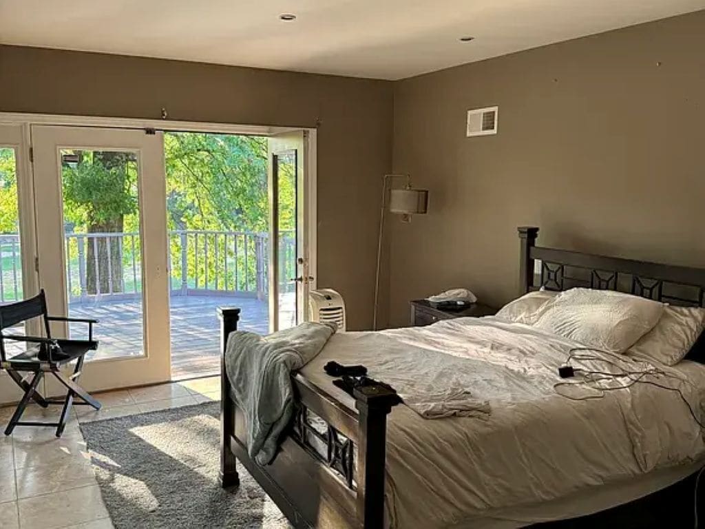 3 habitaciones, tabla de planchar con plancha, wifi y ropa de cama 