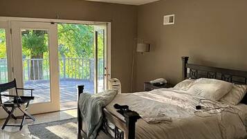 3 habitaciones, tabla de planchar con plancha, wifi y ropa de cama
