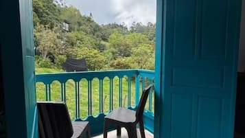 Habitación doble, balcón, vistas a la montaña | Jardines del alojamiento