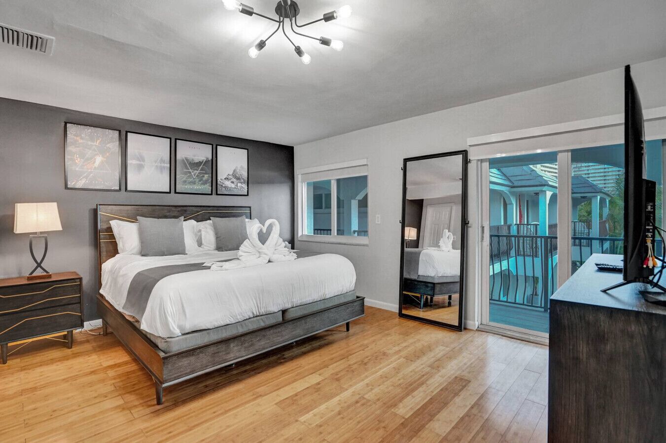 2 bedrooms, desk, WiFi, bed sheets