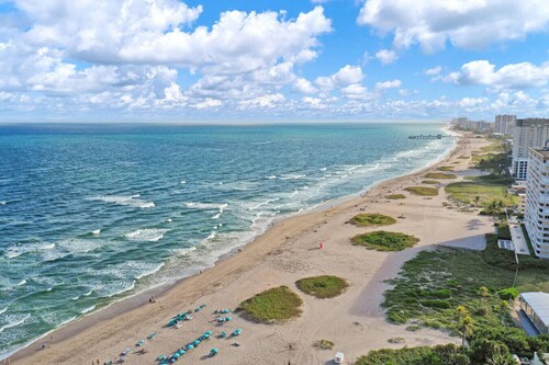 Prime Beachside Stay w/ Heated Pool & Parking