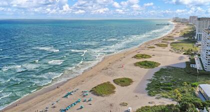 Prime Beachside Stay w/ Heated Pool & Parking