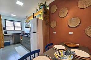 Fridge, microwave, stovetop, coffee/tea maker - Apartamento em Guaruja a 750m da Praia do Tombo (Guarujá)