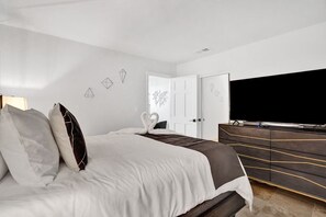 2 bedrooms, WiFi, bed sheets - Beachside Stay w/ Pool, Parking & Steps to Sand (Pompano Beach)