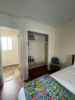 Standard Double Room, 1 Bedroom | Bathroom | Free toiletries, towels, soap, shampoo