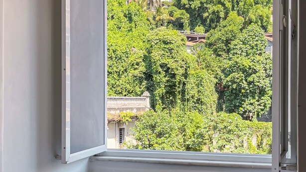A room with a window, a desk, and a chair. - Moderno Studio en Rio de Janeiro T915 (Rio de Janeiro)