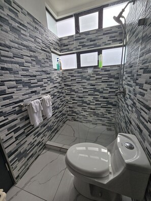 Towels, soap, toilet paper - New 2-bedroom condo with private pool, AC in Playas Del Coco (Playas Del Coco)