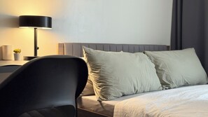1 bedroom, iron/ironing board, WiFi, bed sheets - Stylish 1BR in Makati CBD | Pool, WiFi, Self Check-In (Makati)