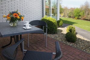 Outdoor dining - House Nordseekrabbe apartment 9, Carolinenhof 7, 300m to harbor terrace garden (Neuharlingersiel)