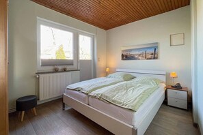 1 bedroom, free WiFi, bed sheets - House Nordseekrabbe apartment 9, Carolinenhof 7, 300m to harbor terrace garden (Neuharlingersiel)