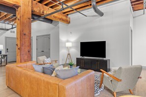 Living area - Spacious Bedroom Loft  Walk to Arch + Convention Center + Gated Parking (St. Louis)