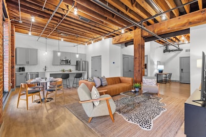 Spacious Bedroom Loft Walk to Arch + Convention Center + Gated Parking