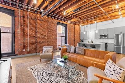 Spacious Bedroom Loft Walk to Arch + Convention Center + Gated Parking