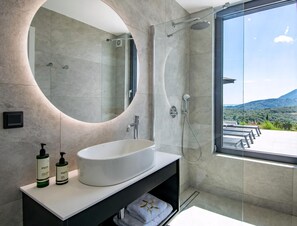Dusche, Handtücher, Seife, Shampoo