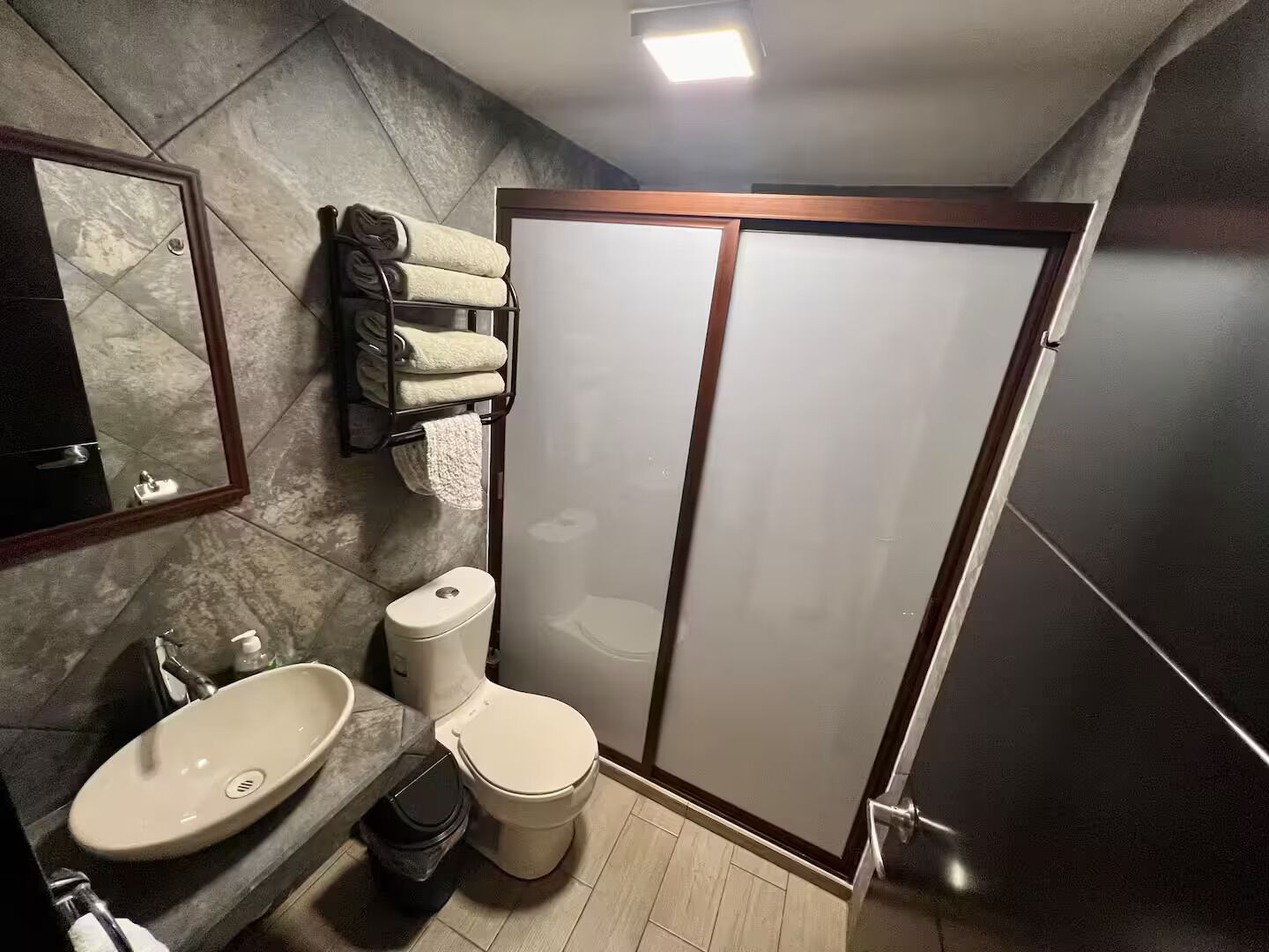 Secador de pelo, toallas, jabón, papel higiénico
