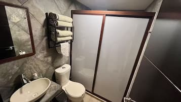 Secador de pelo, toallas, jabón, papel higiénico