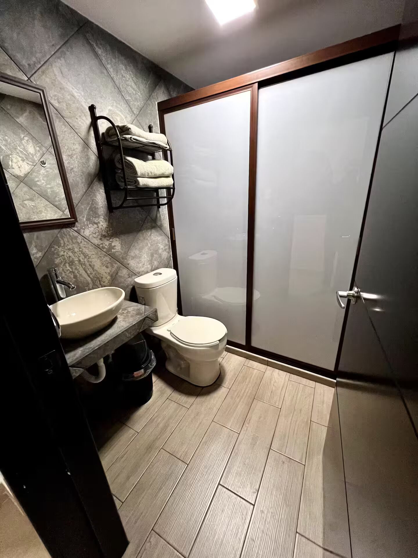Haartrockner, Handtücher, Seife, Toilettenpapier
