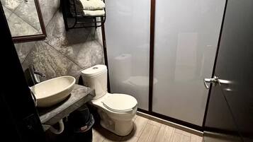 Haartrockner, Handtücher, Seife, Toilettenpapier