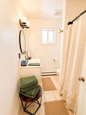 Bathroom - Cozy Family-Friendly 2-Bedroom Home in North Pole Alaska Near Chena Lakes (North Pole)
