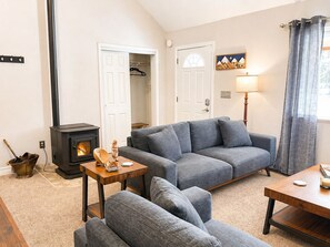 Living area - Cozy Family-Friendly 2-Bedroom Home in North Pole Alaska Near Chena Lakes (North Pole)