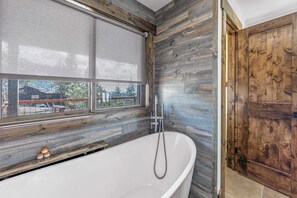 Shower, hair dryer, towels, shampoo - Tahoe Nirvana Mountain and Lake View (Glenbrook)