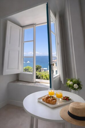Interior - Apartment 'Light Blue Room' with Sea View, Wi-Fi and Air Conditioning (Meta)