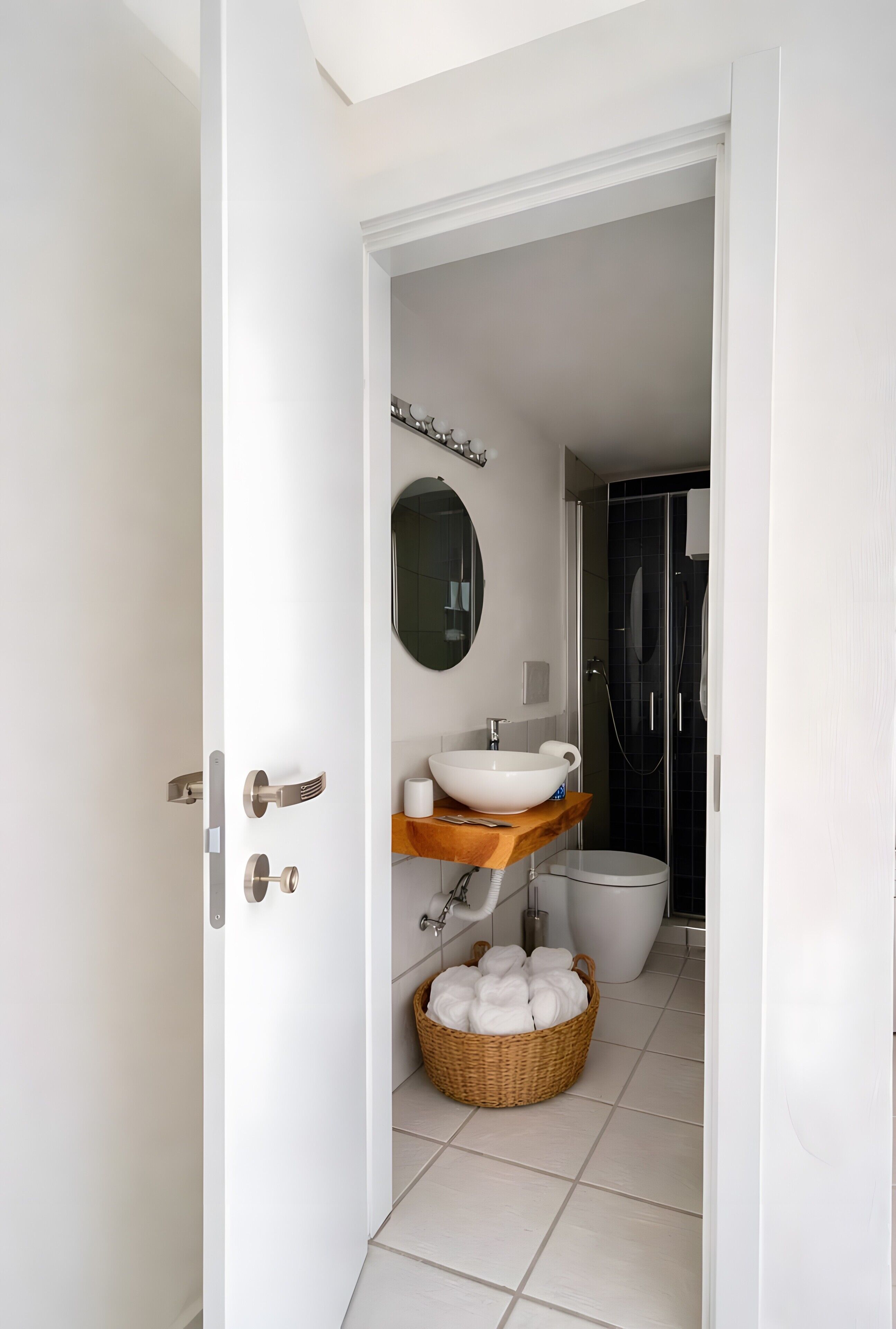 Een douche, een haardroger, handdoeken