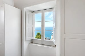 Interior - Apartment 'Red Room' with Mountain View, Wi-Fi and Air Conditioning (Meta)