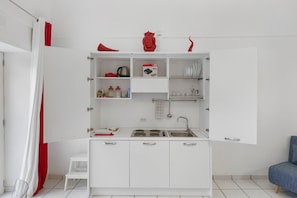 Cafeteira/chaleira, geladeira, cooktop