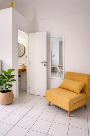 TV - Apartment 'Yellow Room' with Sea View, Wi-Fi and Air Conditioning (Meta)