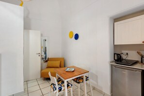 Interior - Apartment 'Yellow Room' with Sea View, Wi-Fi and Air Conditioning (Meta)