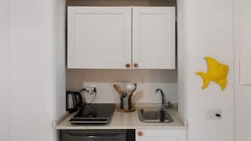 Réfrigérateur, plaque de cuisson, cafetière/bouilloire