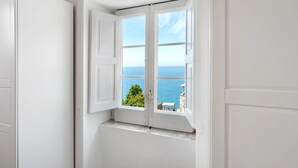 Unclassified image, 3 of 15, button - Apartment 'Yellow Room' with Sea View, Wi-Fi and Air Conditioning (Meta)