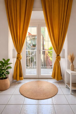 Interior - Apartment 'Yellow Room' with Sea View, Wi-Fi and Air Conditioning (Meta)