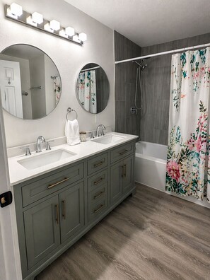 Eco-friendly toiletries, hair dryer, towels, soap - Backyard Hangout w/Firepit, Games, and Putting Green/Pet Friendly/Boat Parking (Moses Lake)